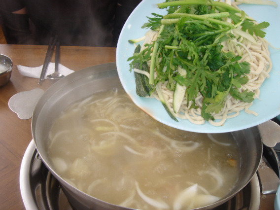 전통궁중칼국수 이미지